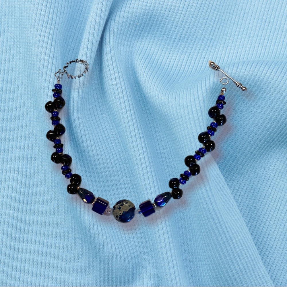 NWT Blue agate Swarovski crystals bracelet,blue glass stones,silver toggle clasp